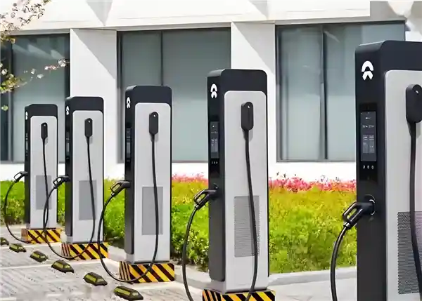 中国建成全球最大电动车充电网，充电站数量达加油站三倍！