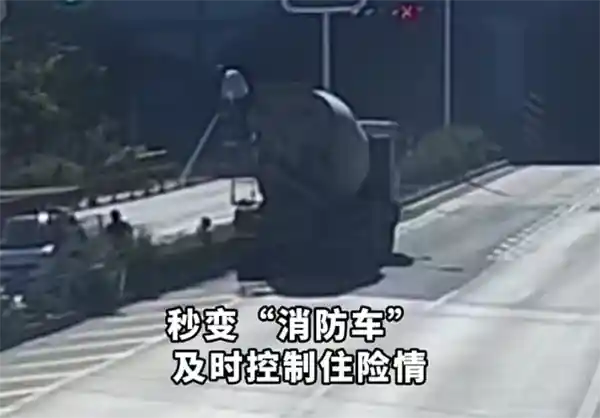 充电宝突发自燃险毁整车，女子行车途中惊魂瞬间