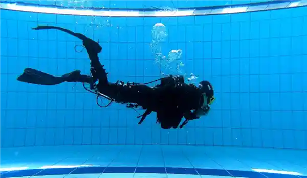 便携式水下外骨骼问世：北大研发助力潜水员突破极限