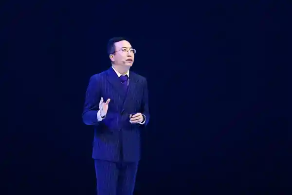 赵明首曝荣耀Magic7 Pro：2025年旗舰已悄然登场