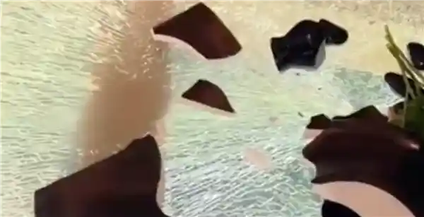 西安火锅店空中座位玻璃碎裂引关注，五层玻璃仅表面受损