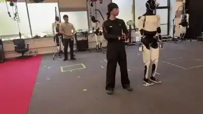 马斯克回归显威力：Optimus练就功夫，特斯拉第三代人形机器人即将震撼登场