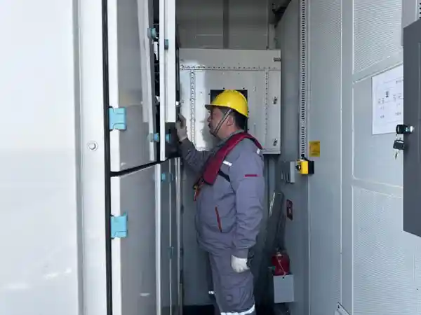 灯火背后的坚守者：节日里最闪亮的平凡英雄