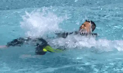 羽绒服竟成救命神器？消防实测：厚款可浮水，但别当救生衣用！