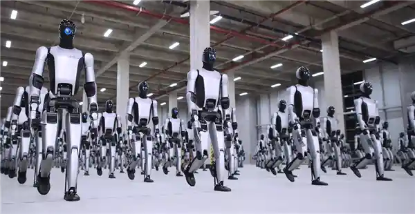 优必选回应机器人集结争议：一镜到底视频揭秘震撼交付现场