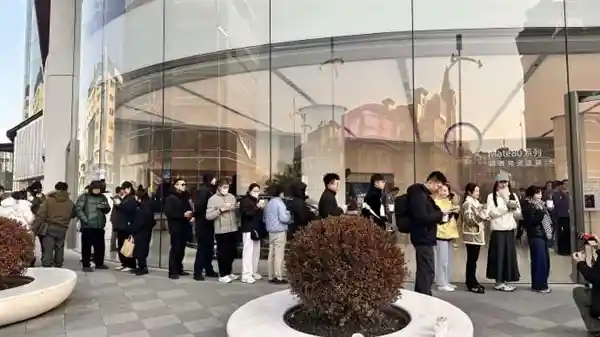 华为Mate 80首销引爆市场：线上线下秒空，排队盛况空前