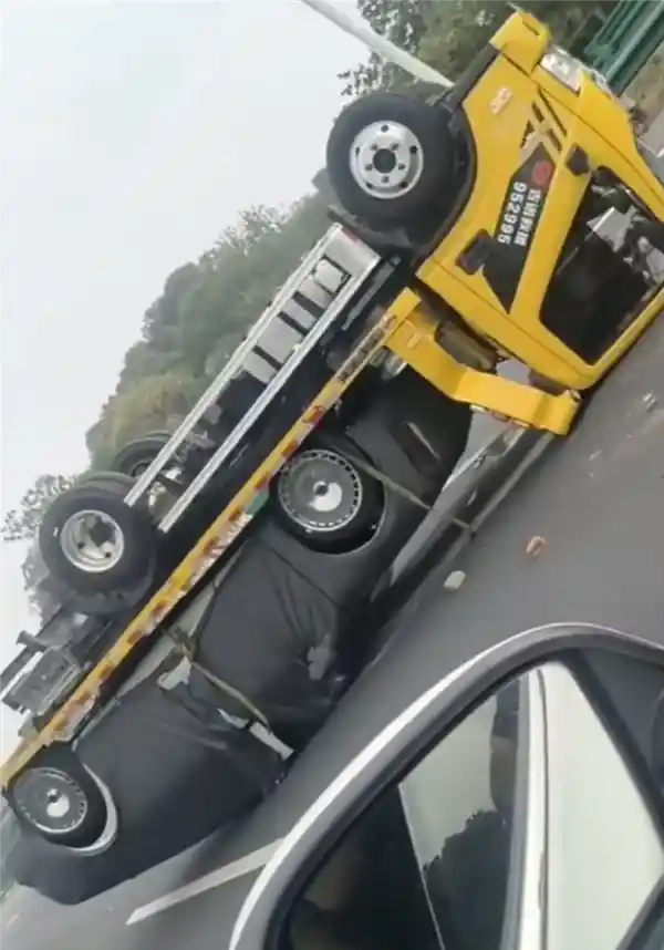 八轮朝天！尊界S800拖车途中惊现离谱翻车现场