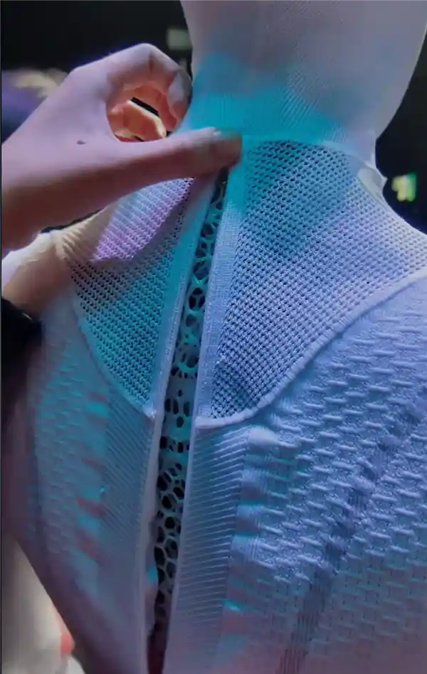 小鹏Iron机器人走路遭质疑是真人，何小鹏当众脱衣自证！