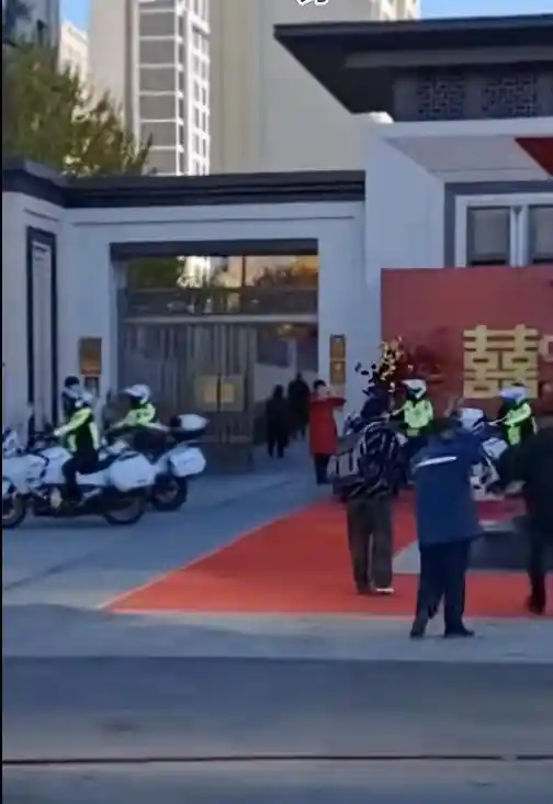 婚庆车队惊现假骑警开道 高架路上闹乌龙被严惩