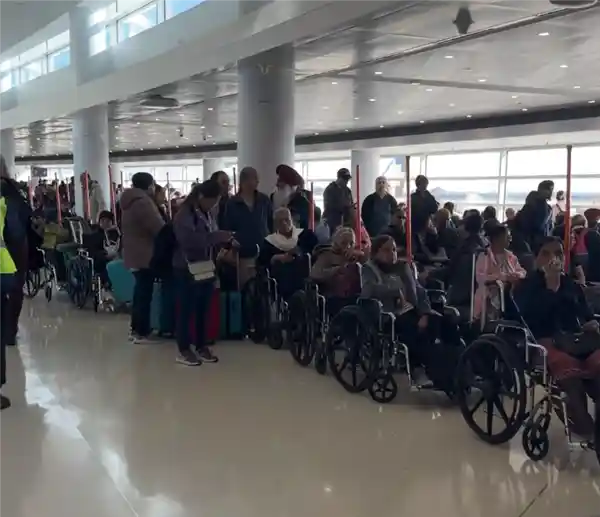 印度机场惊现轮椅长龙 登机口成特殊候机奇观