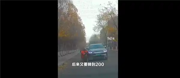 老人骑车碰瓷失败反撞后车，索赔2000元却落荒而逃