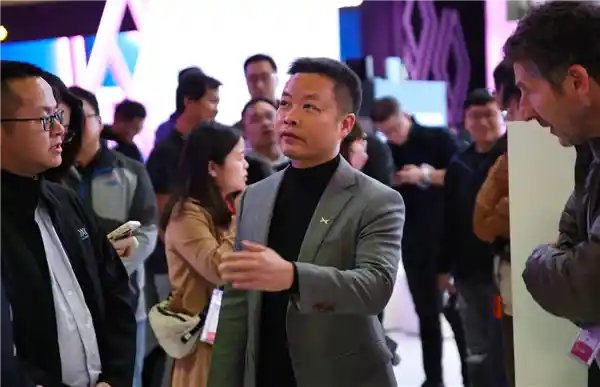 何小鹏罕见发声：AI不是泡沫，而是正在喷发的智能火山