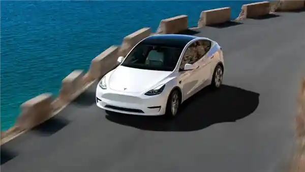 特斯拉股价逆势狂飙 市值单日暴涨超3400亿超越中国车企总和