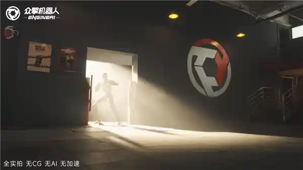 李小龙再现？众擎T800机器人上演连环回旋踢格斗秀