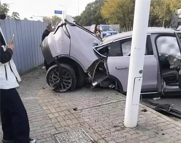 蔚来EC6高速刀片超车失控撞断护栏 车身断裂行车记录画面曝光