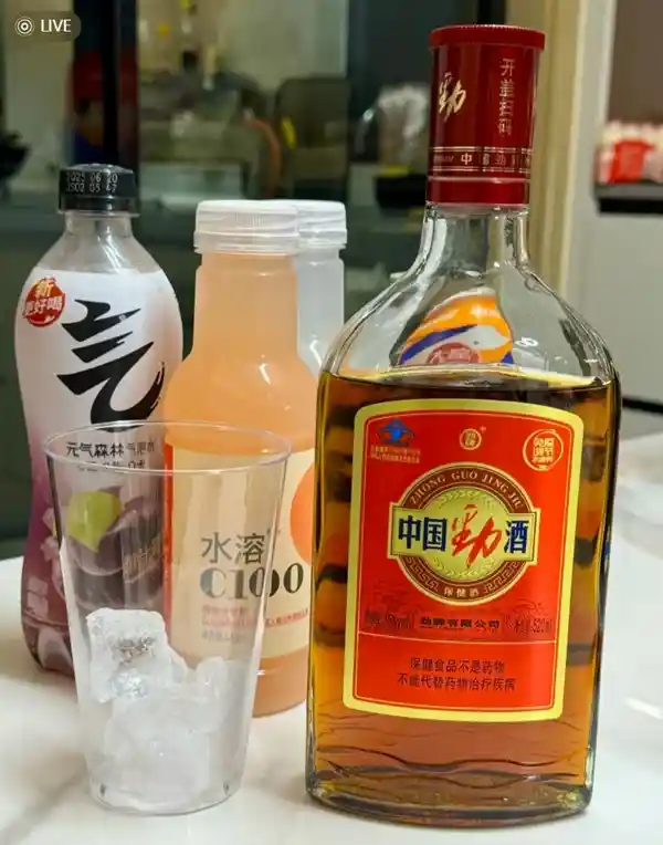 劲酒成年轻女性‘经’典救星？网友：痛经克星竟是它