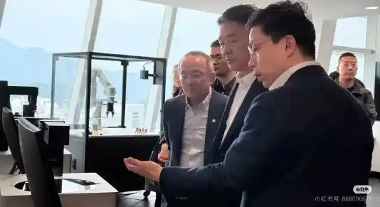 刘强东现身香港探索最新人工智能项目