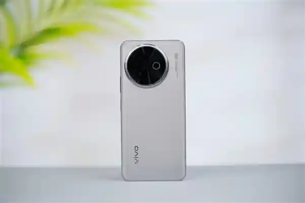 vivo Y300i钛色版：华丽微四曲后盖展现旗舰风采