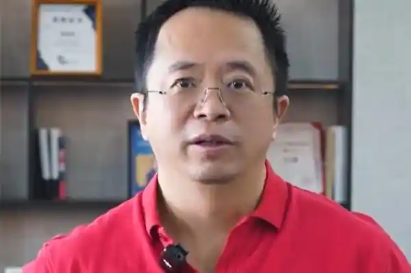 周鸿祎无证试驾百车：自称无驾照评车第一人