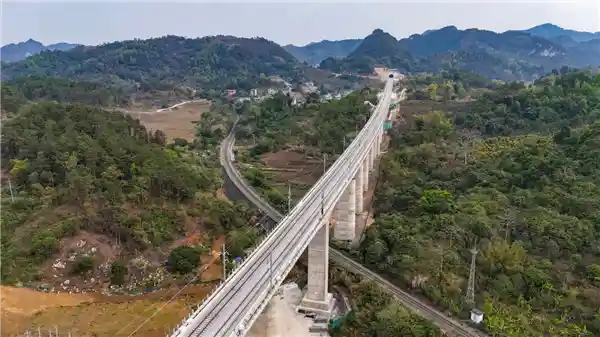 南凭高铁崇左至凭祥段轨通边境：时速250公里，直抵中越前沿