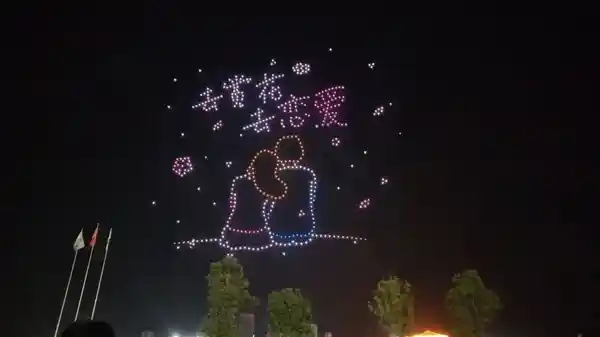 高校无人机编队点亮春假倡议：一起去赏花恋爱吧！