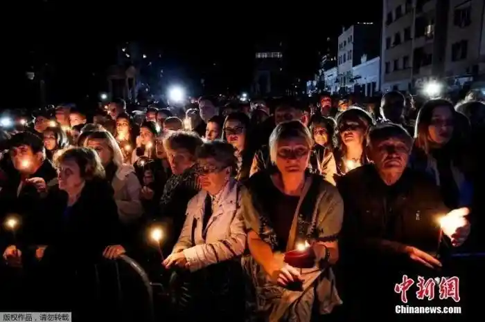武契奇率塞尔维亚悼念北约轰炸遇难者：永不屈服的精神象征