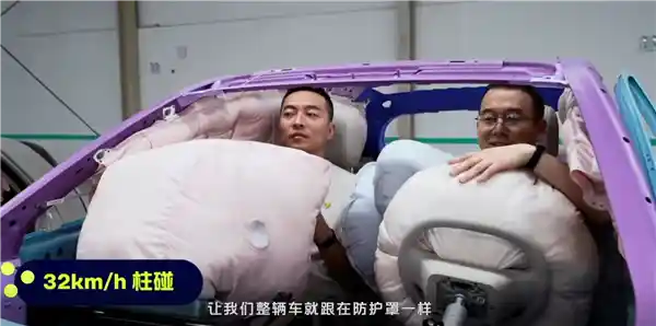 蔚来萤火虫安全性能实测：气囊爆破瞬间撑满整车！