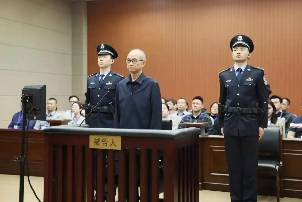 《原局长双罪并罚：钟自然受贿与泄露国家秘密案一审落锤》