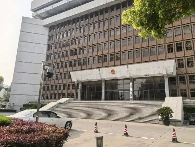 震惊！3岁男童遭生父女友虐待致死一审落锤，生母当庭晕倒泪崩现场