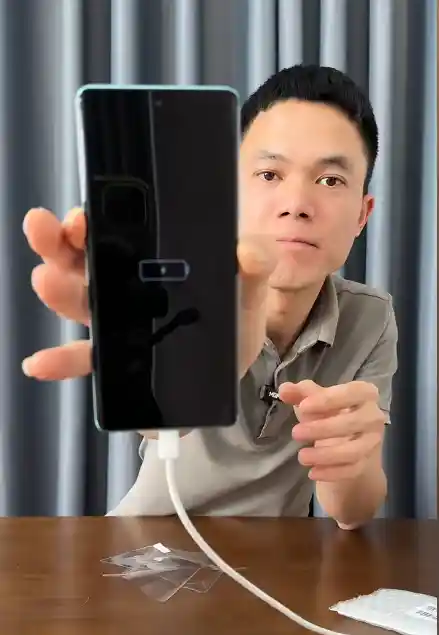 直播间惊现100元超低价手机，拆机后真相让人目瞪口呆！