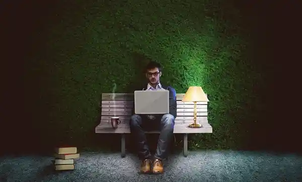 《逃离流水线：年轻人为何偏爱外卖自由？》