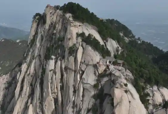 云端奇迹！华山长空栈道换新索，安全升级震撼来袭