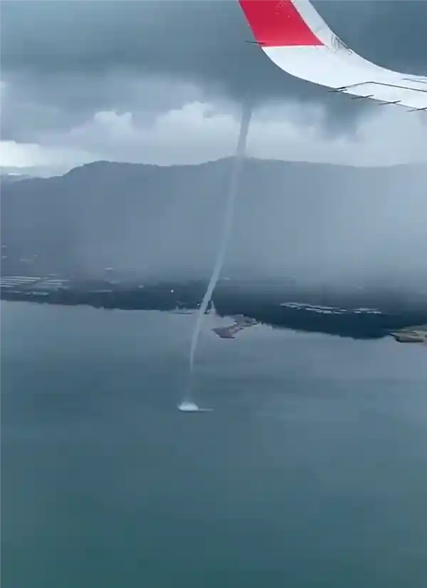 古代传说成真？游客空中偶遇巨龙吸水，场面震撼宛如仙境！