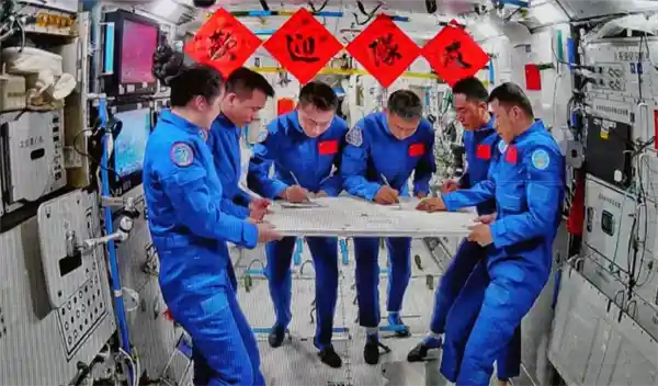 【英雄归来！神舟十九号航天员踏上地球之旅】