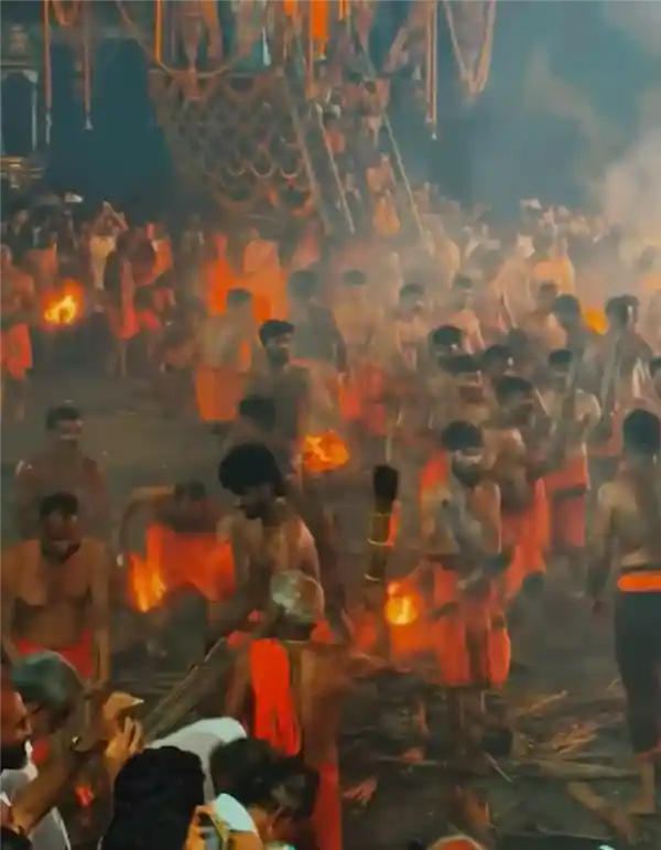 印度传统狂欢上演：赤膊火把战震撼登场，棕榈叶火把空中飞舞