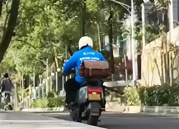 [跨界玩家：白袍医生的夜晚外卖奇幻之旅]