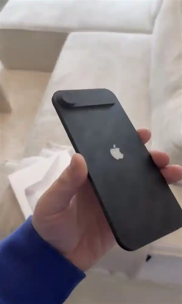 【超乎想象的轻薄】iPhone 17 Air vs. iPhone 16e：一场厚度的革命性对决！