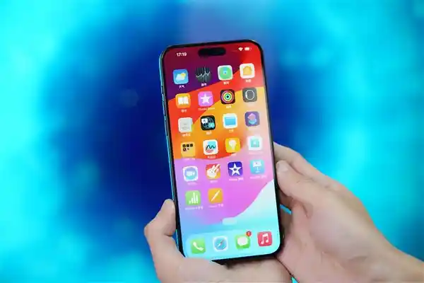《关税阴云下的抉择：库克果断表态iPhone等产品暂不涨价，果粉速抢购！》