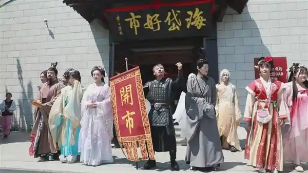 《穿越时空！淄博五一开启齐国主题街区，与齐桓公、管仲等历史人物面对面》