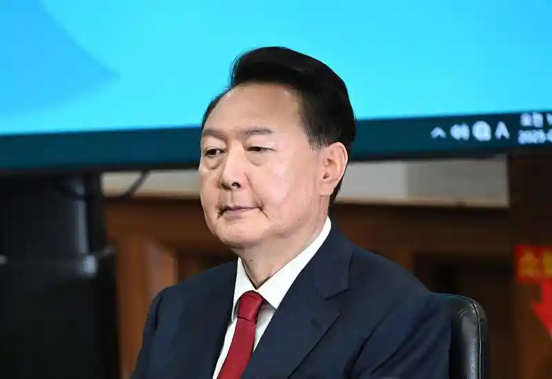 尹锡悦出庭应审，大选前夜内乱案再掀舆论风暴
