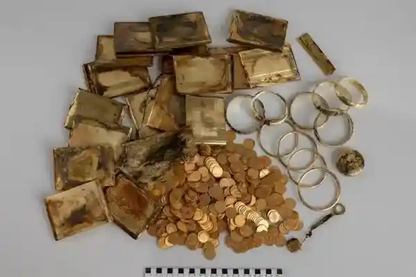 捷克登山客意外挖掘出价值247万宝藏：揭秘寻宝者的丰厚奖励