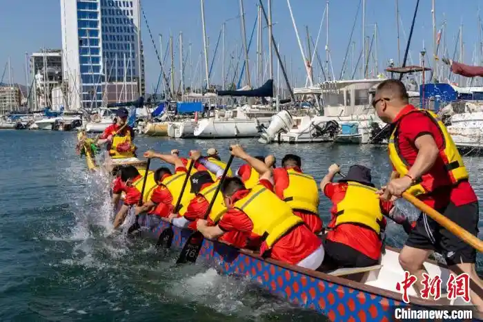 中国龙舟划出中华文化新航道，国际赛场掀起东方浪潮
