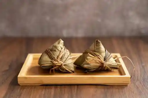 《高压锅煮粽突发爆炸！厨房瞬间变战场》