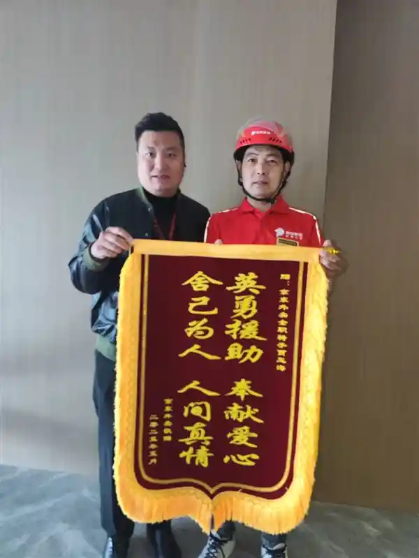 京东外卖全职骑手破10万！成都惊现高颜值‘最美女骑手’