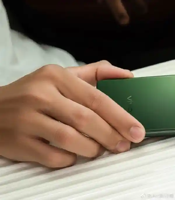 [vivo X Fold5折叠屏旗舰首发豪车级绿皮配色，重新定义轻薄奢华]