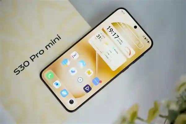 [vivo S30 Pro mini：6.31英寸小直屏旗舰，掌心中的完美之作]