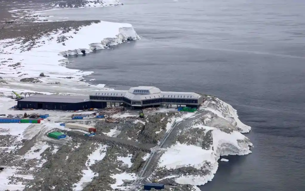 雪龙2号破浪前行，解锁极地海洋新篇章