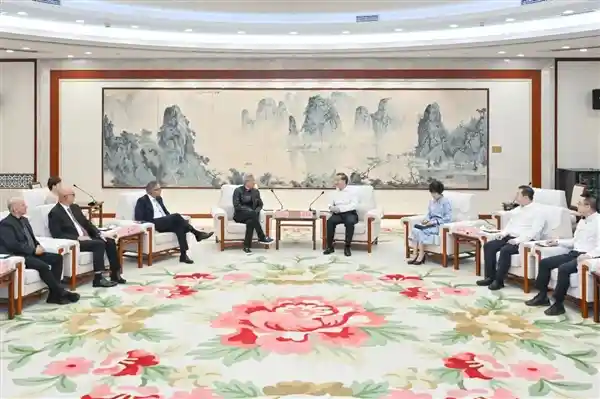 黄仁勋中文首秀告白：紧张到手心出汗，未来要苦练中国话