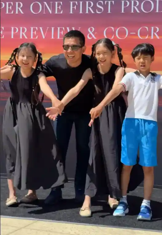 贾跃亭美国喜提全家福！仨萌娃团聚现场曝光，前妻甘薇暖心投喂桃酥