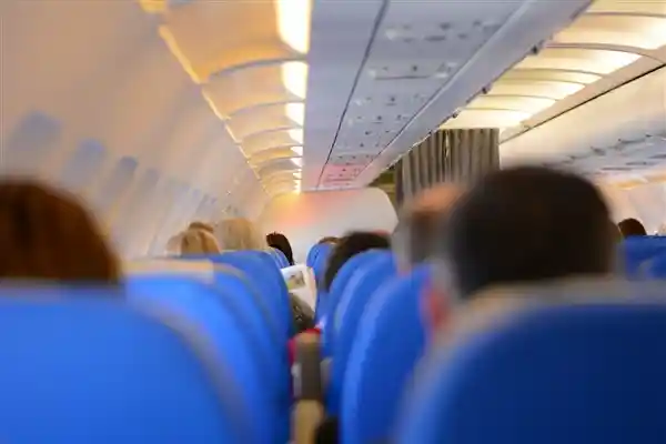 美机惊险急降145米避撞军机 乘客亲述空中惊魂瞬间